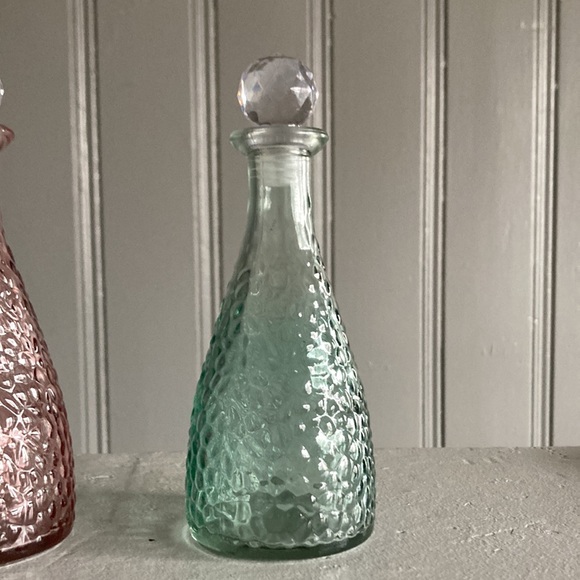 NWT Trio of Pastel Color Pebbled Glass Decorative Bottles w/ Crystal 💎 Tops - Picture 6 of 17